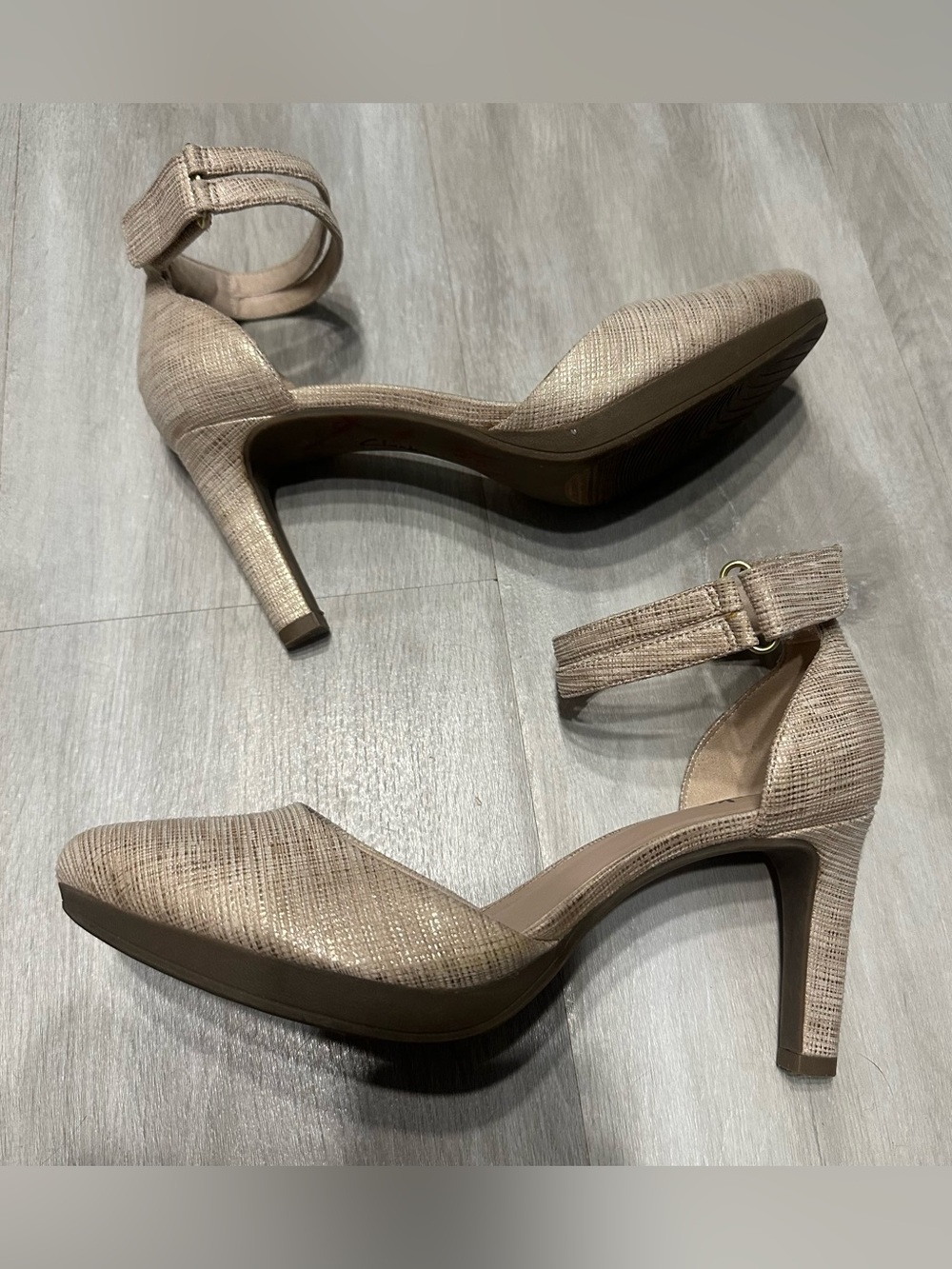 Clark’s Ambyr Skip Ankle Strap Platform Pumps Sand Metallic Beige Heels Sz 8.5